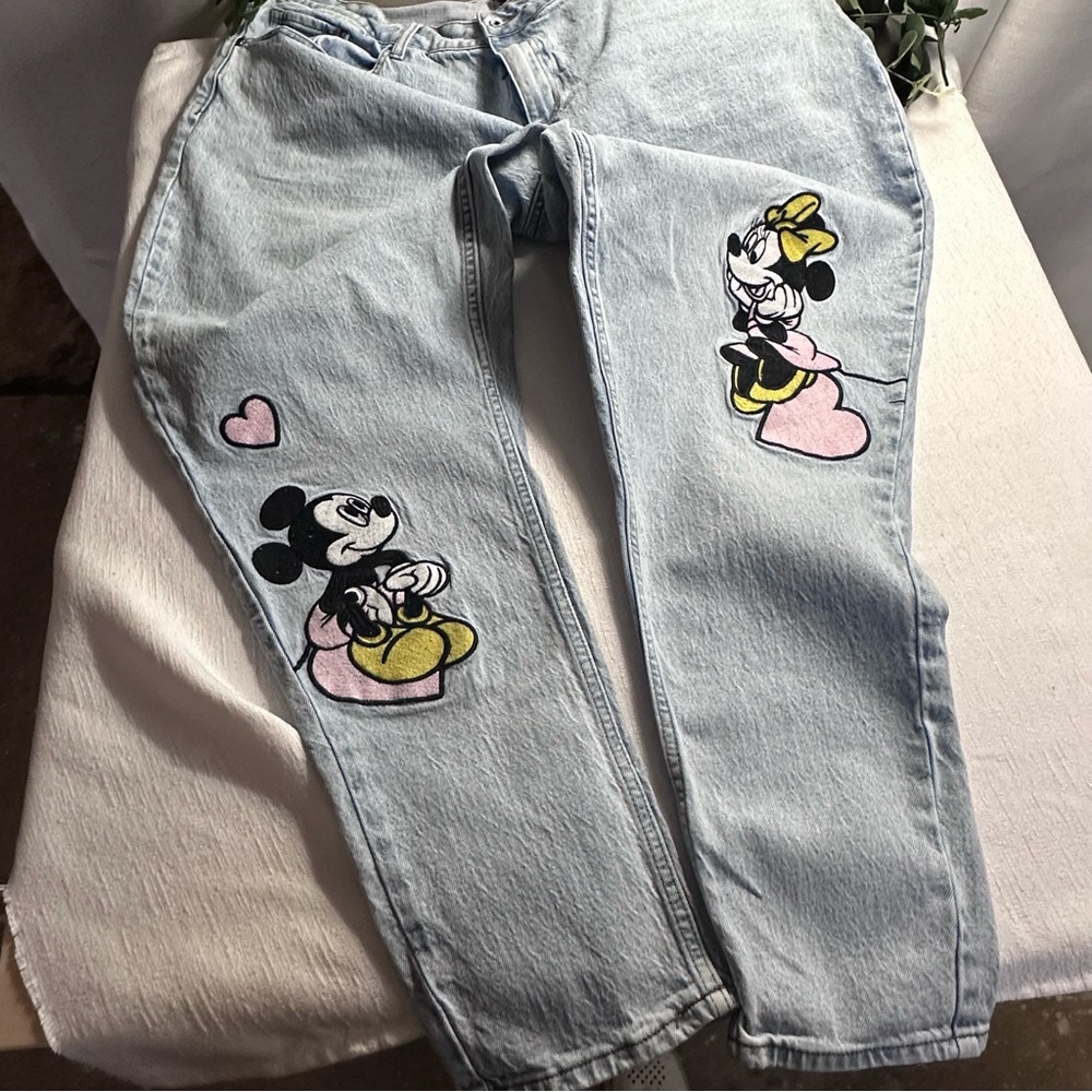 Her Universe Disney Light Blue Mom Jeans with Mickey & Minnie Heart Design Sz 22 - Picture 5 of 14